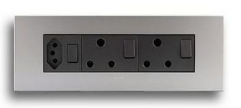 Legrand Arteor PA8MODTMSA 8Module Power Cluster Including 2XSwitched + 1XSwitched Soft Aluminium/Magnesium 